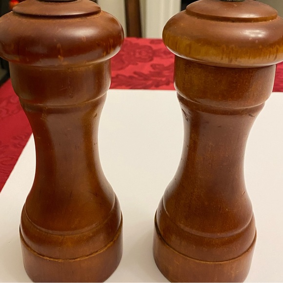Vintage Wooden Brown Salt Shaker and Pepper Mill Grinder - Picture 10 of 13
